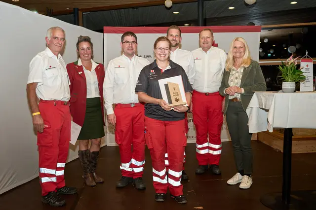 In der Gold-Wertung war Doris Steinmair aus Sattledt erfolgreich. Am Bild ist sie mit Roman Herndl, Ingrid Rupprechter, RK-Bezirksgeschäftsleiter Johannes Raab, Stefan Wagner, Jürgen Leitner und Landtagsabgeordneter Gertraud Scheiblberger (v. l). | Foto: OÖRK/Andi Brugger