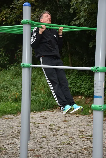 Projektinitiator Michael Möderl ist fit und zog gleich ein paar Klimmzüge.  | Foto: Haun