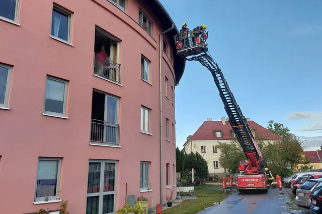 Eine Person wurde mittels Drehleiter aus dem 3. Obergeschoß gerettet und ebenfalls dem Rettungsdienst übergeben.