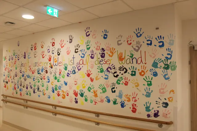 Kinder, die das Rehazentrum wieder verlassen, verewigen sich auf dieser Wand.
