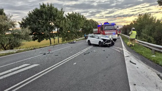 Eine Pkw-Lenkerin aus Ungarn wollte von der A3 kommend bei Ebreichsdorf West auf die B210 abfahren und dürfte dabei einen Linienbus, der von Oberwaltersdorf Richtung Ebreichsdorf unterwegs war, übersehen haben. | Foto: Thomas Lenger, Monatsrevue