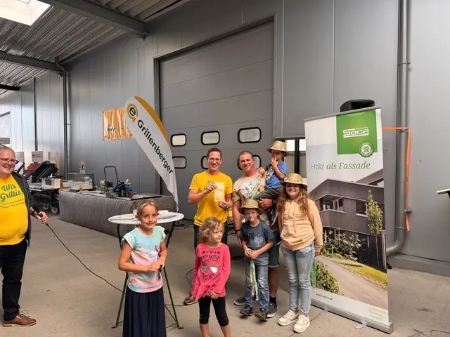 Geschäftsführer Mathias Nefischer mit Besuchern. | Foto: Grillenberger