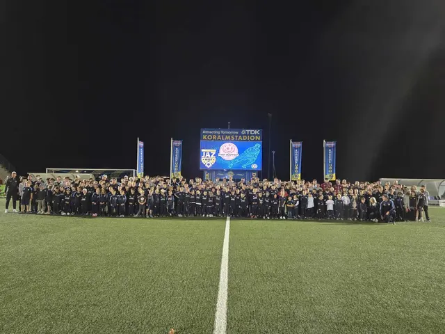 250 junge Fußballerinnen und Fußballer vom JAZ West und MTSV Südwest versammelt auf einem Foto. | Foto: DSC