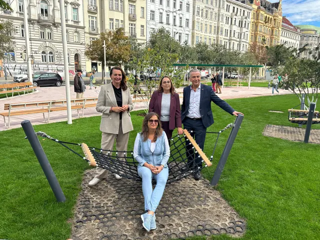 v. r.: Gemeinderat Josef Taucher (SPÖ), Planungsstadträtin Ulli Sima (SPÖ), Neos-Planungssprecherin Selma Arapović und die Bezirksvorsteher-Stellvertreterin Julia Lessacher (SPÖ) eröffneten den neuen Naschpark. | Foto: Pia Rotter/MeinBezirk