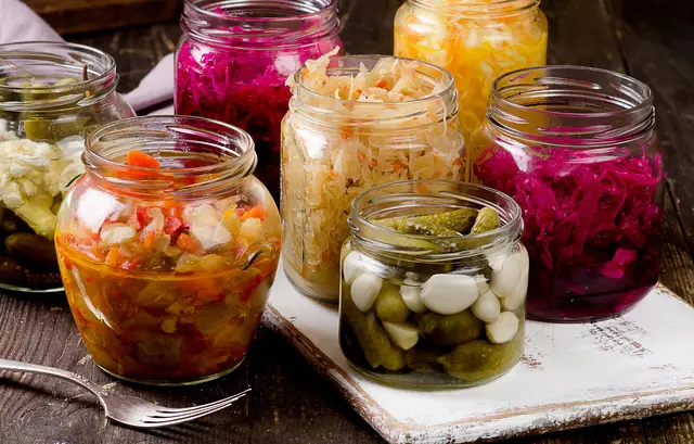 Fermentieren klappt mit Gemüsesorten wie Kohl, Bohnen, Rote Bete, Kürbis, Paprika oder Wurzelgemüse besonders gut. | Foto: Smarterpix/bit245