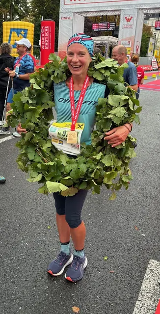 Katrin Zauner mit dem Loorbeerkranz im Großformat. | Foto: Christoph Zauner