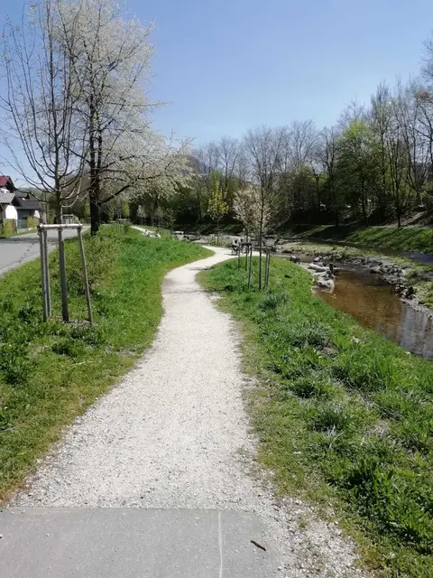 Am Bachwinkelweg wird über den Alterbach eine neue Geh- und Radwegbrücke errichtet. Die bestehende Gehwegbrücke musste wegen ihres schlechten Bauzustands bereits im Juni 2023 gesperrt werden. Die Bauarbeiten werden an die Bestbieterin vergeben. | Foto: FPÖ