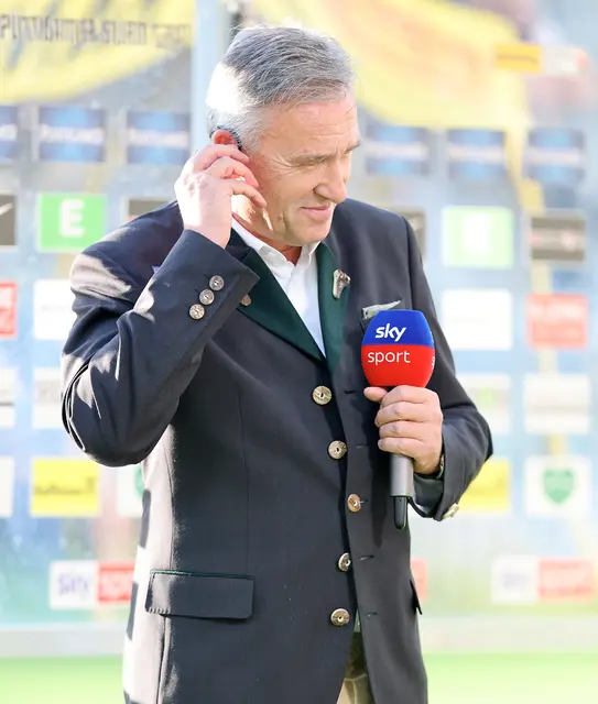 Sturm-Präsident Christian Jauk stellte sich im schnittigen Trachtenjanker dem Sky-Interview. | Foto: GEPA pictures/Oberländer