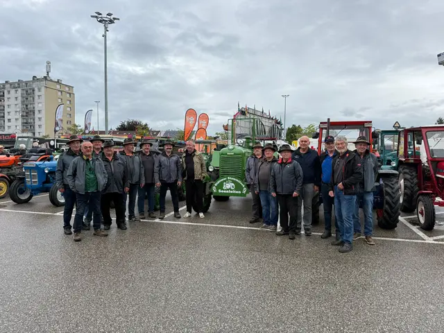 Am Sonntag war der Regen teilweise der Spielverderber, da er genau zu dem Zeitpunkt
begann, als das „Oldtimer Traktortreffen“ angesagt war. Aber gut 20 „wetterfeste“ Mitglieder,
vorwiegend der Gruppe Uttendorf/Sonnleiten, sind trotzdem mit ihren Gefährten gekommen. | Foto: Messe Braunau