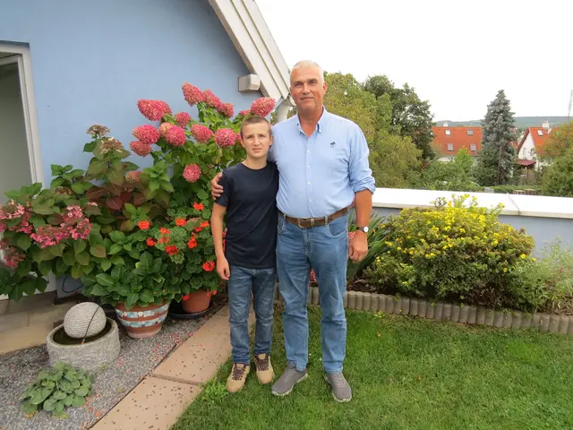 Reinhard Müller und sein Sohn Marcel genießen die große Grünfläche am Dach des Firmensitzes. | Foto: Sabine Krammer/MeinBezirk