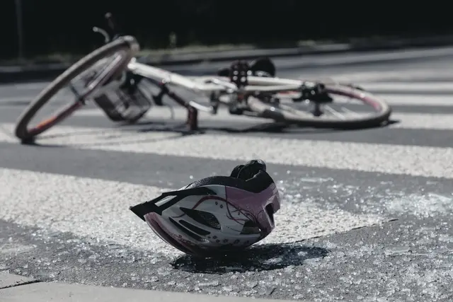 Ein 82-jähriger Radfahrer dürfte Montagvormittag einen vor ihm stehenden Pkw übersehen haben. | Foto: photographee.eu/PantherMedia (Symbolfoto)