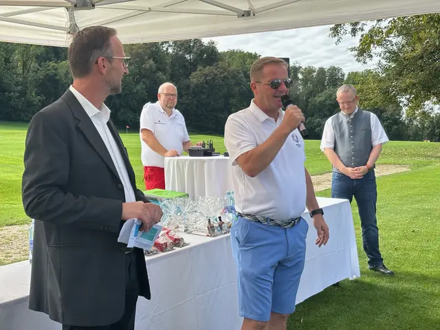 Hauptsponsor Habau begleitet das Turnier seit der ersten Stunde. Manfred Karl, Leiter des Fertigteilbauwerks, bei der Begrüßung. | Foto: MeinBezirk Perg