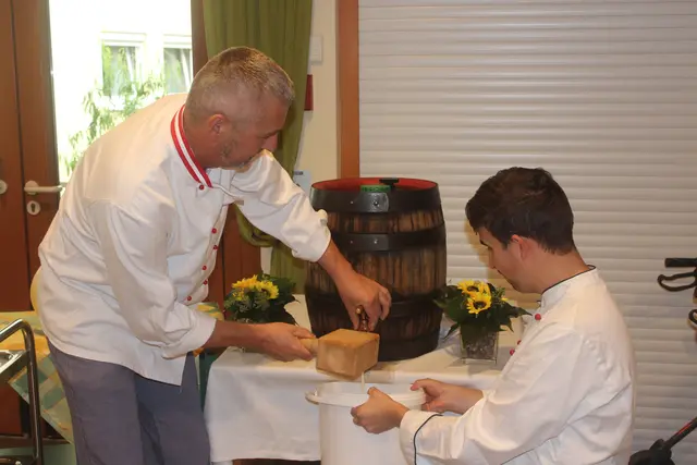 Küchenleiter Martin Spanring war beim Bieranstich in seinem Element. | Foto: PBZ Neunkirchen