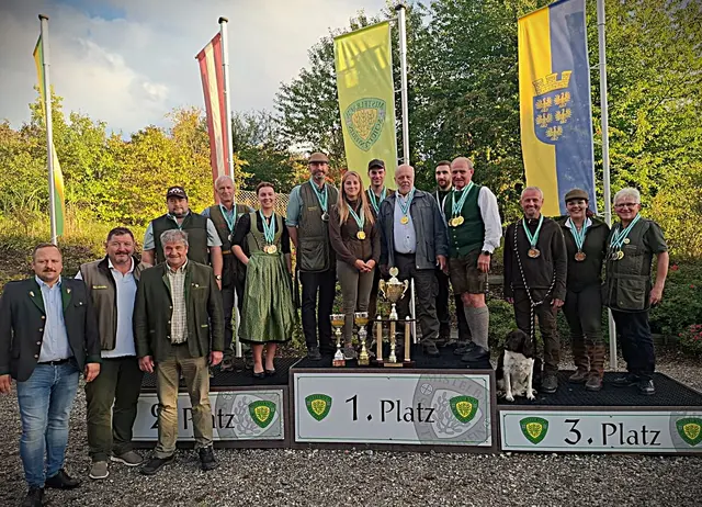 Am Podest – Markus Weichselbaum, Georg Oberenzer, Lena Nemetschek, Bezirksjägermeister Stellvertreter Andreas Berger, Theresa Frühwirth, Maximilian Schütz, Franz Schaffer, Martin Schneider, Alois Madner, Christian Pölz, Raphaela Summerauer, Erich Habermann. Vor dem Podest – Artur Holzmann von der Waffenstube Linz, Oberschützenmeister Josef Kohzina und Bezirksjägermeister Christian Oberenzer. | Foto: Christine Kohzina