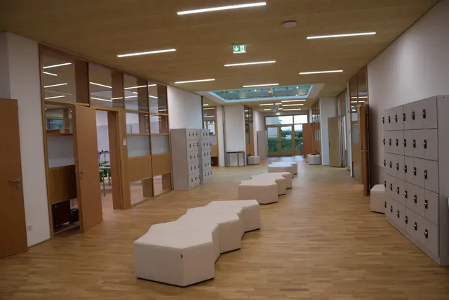 Die Schule ist groß und bietet einige Sitzmöglichkeiten sowie Verstauplätze. | Foto: Mein Bezirk / Leonie Herrmann