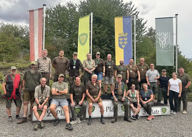 Instruktor Josef Kastner, einige teilnehmende Jungjäger/innen – Martin Gruber, Lukas Weinhofer, Peter Müller, Philipp Kabelka, Fritz Johann, Stefan Krebs, Thomas Vavra, Phillip Rohringer, Johannes Prinz, Elisabeth Gruber, Stefan Dannhofer, Clemens Manhart, Mitveranstalter Gernot Wiedermann, Andreas Lawall, Seitenrichter Rudi Wiedermann, Silvia Hiess, Claudia Temper, Christian Kubis, Reinhold Fischer, Ronald Lenitz, Michael Stadlbauer, Franziska Schuster und Oberschützenmeister Josef Kohzina.
 | Foto: Schützenverein-Mistelbach