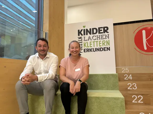 Bürgermeister Emanuel Pfeifer und Kindergartenleiterin Elke Kapper. | Foto: MeinBezirk/Markus Kopcsandi