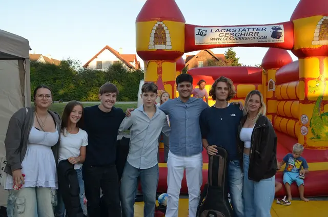 Die Sommer-Cocktailparty stand einmal mehr ganz im Zeichen von Musik, Genuss und Familienzeit. | Foto: WIR für Zwölfaxing