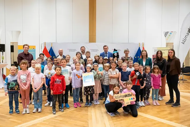 Von links: Dominik Pelzmann (Volksschule Gerersdorf), Krisztina Stimpfl (Leiterin Volksschule Gerersdorf), Roman Jandrisevits (Bürgermeister Gerersdorf-Sulz), Alexander Randa-Tropper (Postbus AG), Verkehrsminister Peter Hanke, Elke Kastner (Klimabündnis), Barbara Stadler (Volksschule Gerersdorf), Patrizia Turrer (Volksschule Gerersdorf), Anna Dolzer (Klimabündnis) und Kinder der Volksschule Gerersdorf. | Foto: Verkehrsministerium