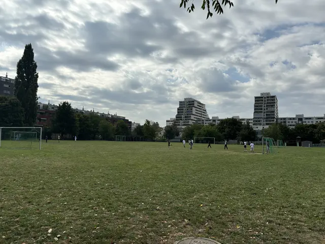 Noch können die Kinder bei Fußball, Unterricht im Freien oder ausgedehnten Spaziergängen das "Hirn auslüften".  | Foto: Luca Arztmann/MeinBezirk