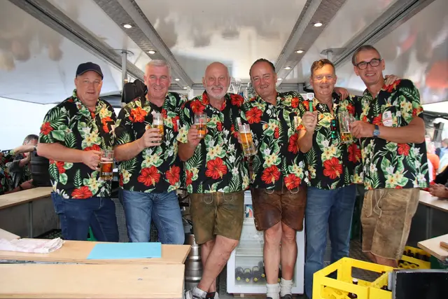 Ein großes Team war im Einsatz, um die vielen durstigen Besucher beim Jubiläumsfest auf dem Gelände der Trumer Brauerei zu versorgen.