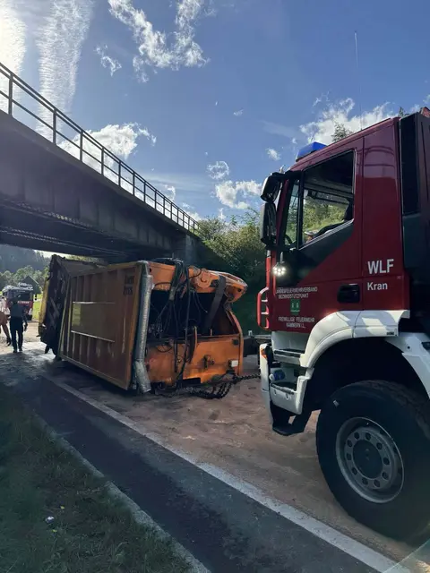Auf der B116 bei St. Michael kollidierte Dienstagnachmittag ein Müll-Lkw mit einer Brücke. | Foto: FF St. Michael