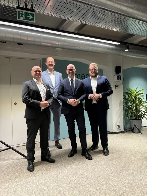 Von links: IKT-Geschäftsführer Markus Hein, Stadtrat Thomas Gegenhuber (SPÖ), Bürgermeister Dietmar Prammer (SPÖ) sowie IKT-Geschäftsführer Michael Lettner.  | Foto: IKT Linz