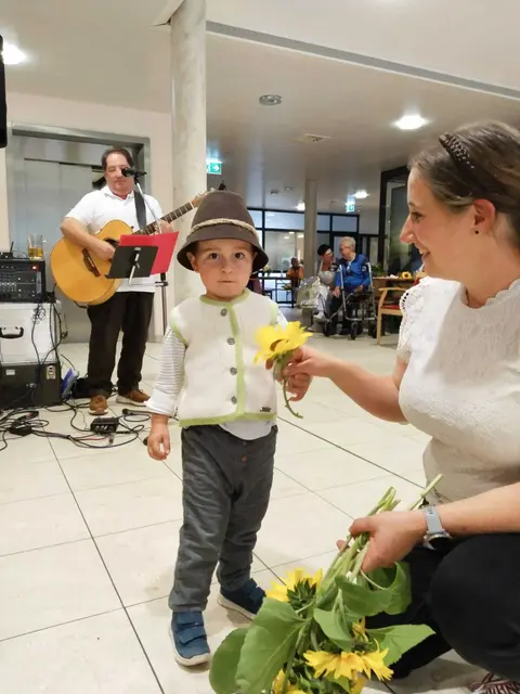 Der kleine Josef aus Russbach brachte allen Bewohnerinnen und Bewohnern Sonnenblumen.  | Foto: Hannelore Schwaighofer
