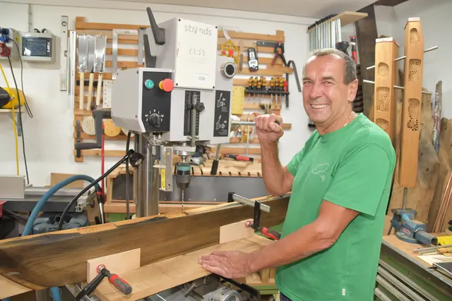 Andreas Farnik in der hauseigenen Werkstatt. Jedes Objekt wird mit Liebe gemacht und akribisch dokumentiert. | Foto: Kainz