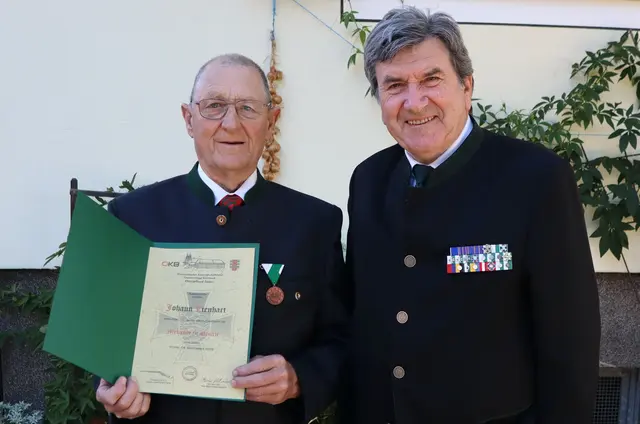 Bronzemedaille für 25-jährige Mitgliedschaft: Johann Lienhart, Franz Hopfgartner (v.l.) | Foto: Gerhard Langmann