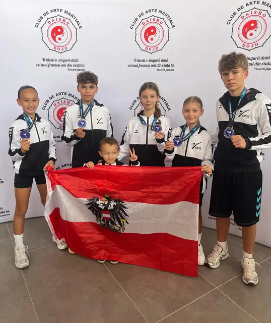 Tiara Steindl (PSV Eisenstadt), Cornelius Kargl (Frieways), Sophie Strodl (Frieways), Mila Winter (PSV) und Emil Zadina (Frieways), vorne im Bild Glücksbringer Luis. | Foto: Frieways-Karateklub