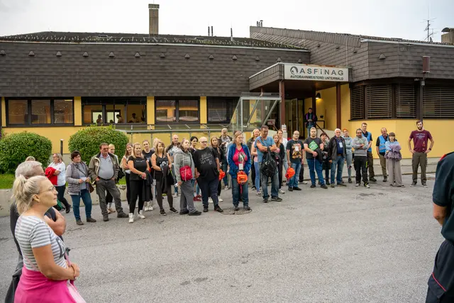 Die Figurantinnen und Figuranten trafen sich vor der Übung vor dem Asfinag-Gebäude in Unterwald. | Foto: Luttenberger, Thormann, Hasiwar, Kury, Wonisch | DOKUteam Rotes Kreuz Stmk.