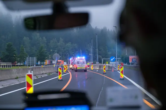 Die Einsatzkräfte bei der Anfahrt zum Herzogbergtunnel | Foto: Luttenberger, Thormann, Hasiwar, Kury, Wonisch | DOKUteam Rotes Kreuz Stmk.