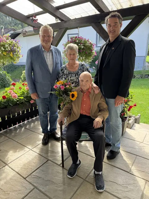 Die Jubilarin im Kreis der Gratulanten. | Foto: Marktgemeinde Payerbach