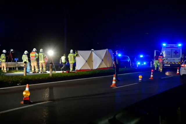 Die Rettungskräfte konnten den Mann zunächst noch an Ort und Stelle reanimieren und in die Klinik Innsbruck bringen. Dort erlag er in der Nacht auf Dienstag seinen Verletzungen. | Foto: zoom.tirol