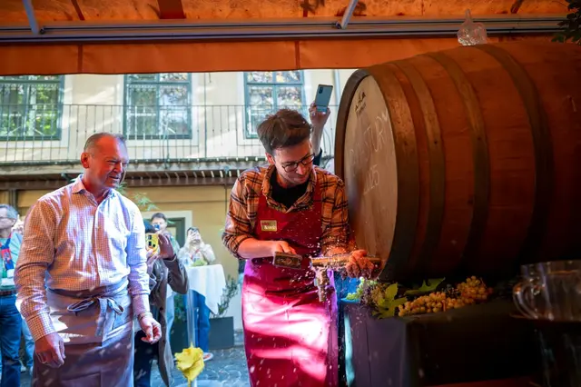 Bezirksvorsteher Michael Luxenberger (Grüne) übernahm den Anstich des Fasses Bio-Sturm. Akribisch beobachtet wird er dabei vom Winzer und Mitorganisator Fritz Wieninger.  | Foto: Karo Pernegger