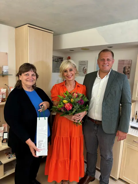 Glückwünsche von der WKO anlässlich des 30-jährigen Jubiläums von Gabriele Trabi. | Foto: WKO-Regionalstelle Südsteiermark