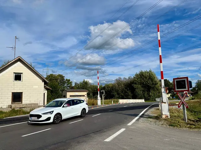 Der Bahnübergang an der B143 soll künftig ohne Schranken geregelt werden.