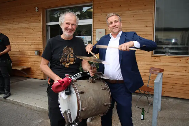 Spaß beim Fest: Brauerei-Chef Sepp Sigl mit Musiker Robert Kainar.