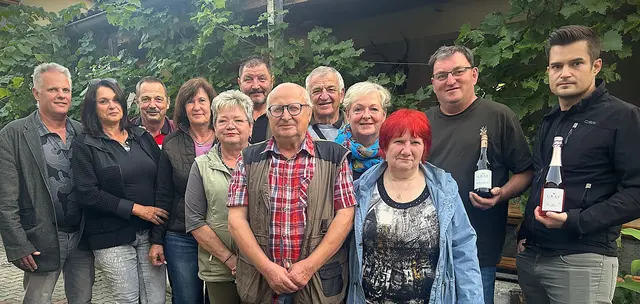 Kameradinnen und Kameraden – Gemeinderäte Manfred und Martina Herrmann, Verbandsschriftführer Horst Höfner, Christine Kohzina, Lisi Nekam, Ortsverbandsobmann Josef Kohzina, ÖKB-Ortsverbandsobmann von Eibesthal Josef Arbeiter mit Gattin, Verbandskassier Erich Wallisch, Gerti Nießler mit Adi Graf und Lukas Macharik vom Winzerhof Graf. | Foto: ÖKB