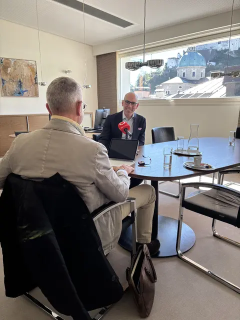 Salzburger Sparkasse Landesdirektor Dr. Claus Graggaber im Gespräch mit MeinBezirk Salzburg Chefredakteur Michael Kretz | Foto: @MeinBezirk Salzburg
