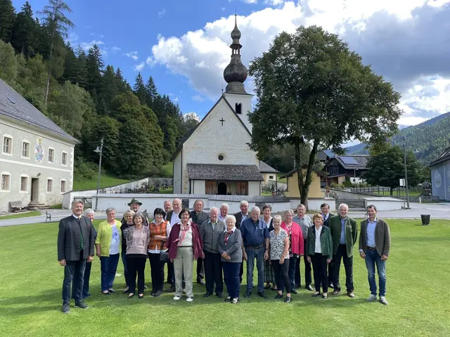 Im Bild von links:
Vordere Reihe: Bgm. Klaus Drießler, Katharina Zehner, Maria Ferner, Silvia Santner, Anneliese Schiefer (70), Bernadette Gappmair, Erna König (70),  Josef &amp; Christine Schiefer (Diamantene Hochzeit – 65 Jahre), Günter Mörtl (85), Christine Schnedlitz (70), Waltraud Hinterberger (70), Rosina Rainer (70), Werner Rainer (85), Vize-Bgm. Sebastian Moser
hintere Reihe: Werner Winkler, Hannes Korczynskyj, Balthasar Gappmair (70), Klaus Gautsch, Peter Schiefer, Martin &amp; Maria Fötschl (Goldene Hochzeit – 50 Jahre), Ewald Hinterberger, Valentin König | Foto: Gemeinde Thomatal