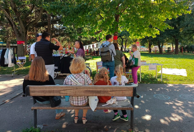 Torten, Getränke und eine spannende Ausstellung: Das Fair Play Team Margareten feierte im Bruno-Kreisky-Park seine Geburtstagsparty. | Foto: Institut für Erlebnispädagogik