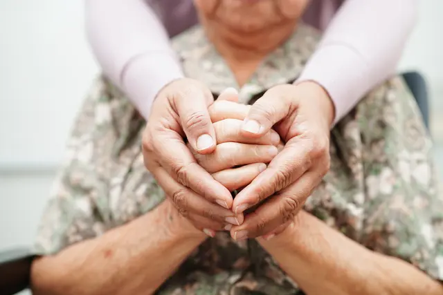 "Hospizbegleiterinnen und -begleiter schenken schwerkranken Menschen und ihren Angehörigen Nähe, Zeit und Menschlichkeit." (Symbolfoto) | Foto: stock.adobe.com/at/manassanant 