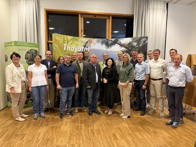 Alexandra Reiss*, Gabriele Bassler-Binder, Hans-Martin Berg, Angelika Schöbinger-Trauner*, Mario Schaffer, Günther Gratzl, Wolfgang Strobl, Herbert Gallee*, Friedrich Schechtner, Michael Hofmann, Katharina Haselsteiner, Hannes Steinacker*, Margit Müllner*, Thomas Wrbka, Ernst Donnerbauer, Andreas Häusler*, Christian Übl, Pavel Müller, Matthias Waldstein (v.l.). *neue Mitglieder im Beirat | Foto: Nationalpark Thayatal