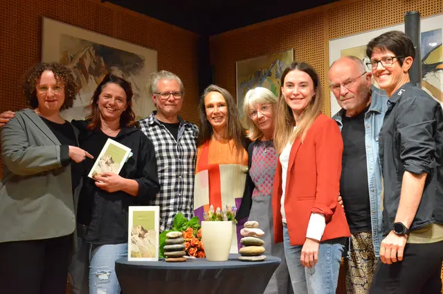 Bücherei Telfs: Ulrike Elisabeth Sarclettis (4.v.r.) Lyrik "mundete". Siljarosa Schletterers (l.) Moderation verehrend bekundete, Maria Mas (4.v.l.) und Sebastian Wiesfleckers (3.v.l.) Musik virtuos umrundete und Walter Reschs und Othmar Krölls Kunstwerke ARTvoll abrundeten. | Foto: Sabine Schletterer