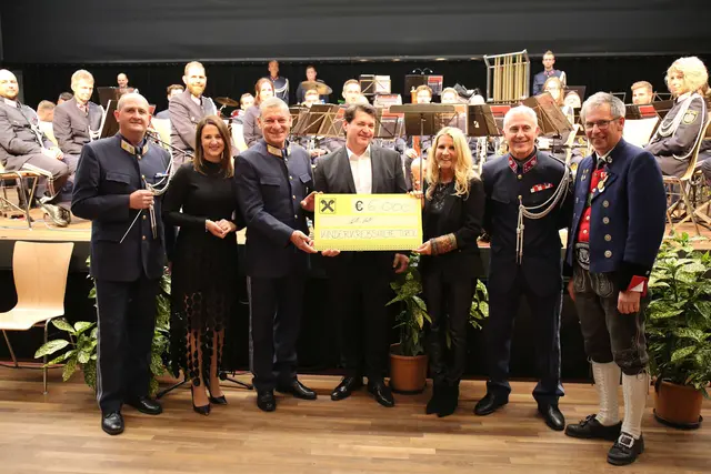Kapellmeister Michael Geisler, Landesrätin Astrid Mair, Landespolizeidirektor Helmut Tomac, Bürgermeister Manfred Schafferer, Ursula Mattersberger von der Kinderkrebshilfe Tirol, Erwin Vögele von der Polizeimusik sowie Manfred Repolusk von der Bürgermusikkapelle Absam. | Foto: Polizei