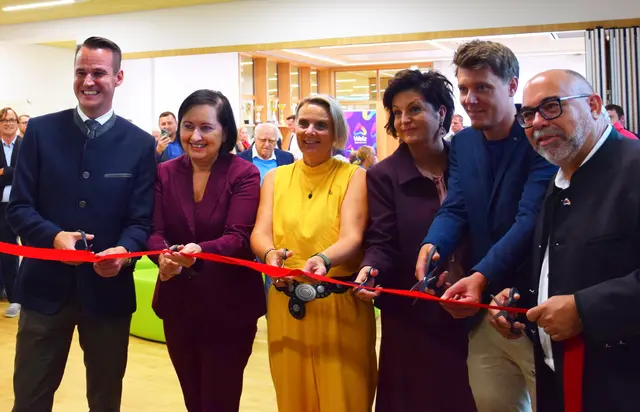 Landesrat Stefan Hermann, Bildungsdirektorin Elisabeth Meixner, Bürgermeisterin Bettina Bauernhofer, Schuldirektor Daniel Schlacher, SG-Geschäftsführer Klaus Feichtinger (v. l.) | Foto: Mein Bezirk / Leonie Herrmann