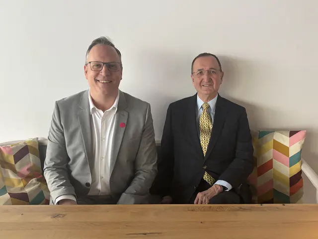 Die Neos-Gemeinderäte Berndt Hamböck und Walter Lesky kritisieren das beschlossene Nachtragsbudget scharf. | Foto: Waltraud Fischer