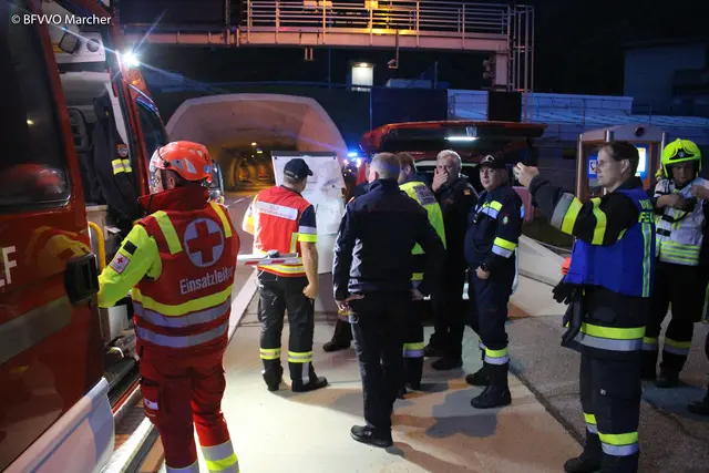 Der Zusammenstoß zweier Lkw im Gegenverkehrsbereich im Tunnel wurde simuliert. | Foto: BFV Voitsberg/Patrick Marcher